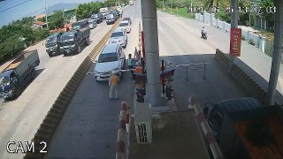 Khánh Hòa: Clip nhóm tài xế ô tô đi ngược chiều, bẻ barie vượt trạm BOT - Tạp Chí Bốn Bánh