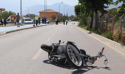 OTOMOBİLLE MOTOSİKLET ÇARPIŞTI: 1'İ AĞIR, 2 YARALI