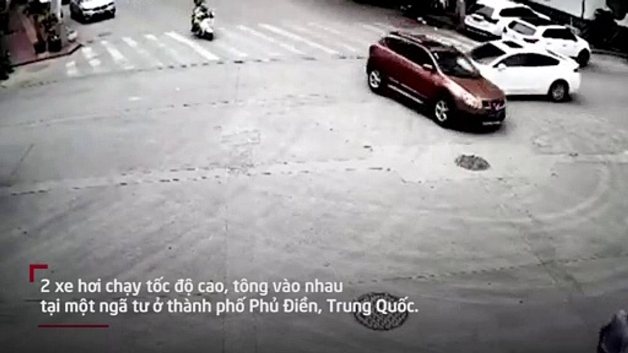 20 người cùng lật xe hơi, giải cứu hai mẹ con sau va chạm giao thông - Tạp Chí Bốn Bánh