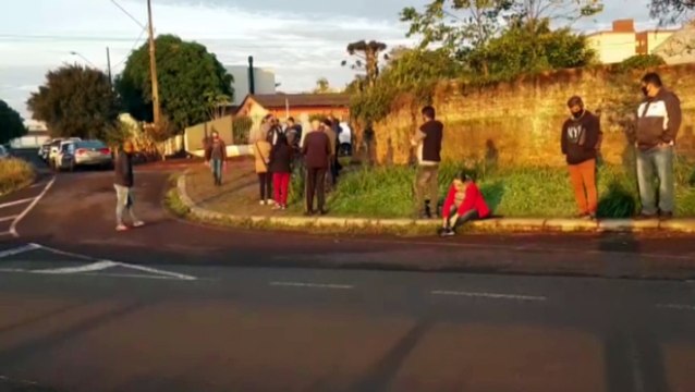 Longas filas se formam nas unidades de saúde de Cascavel; Pessoas com 40 anos ou mais serão vacinadas hoje