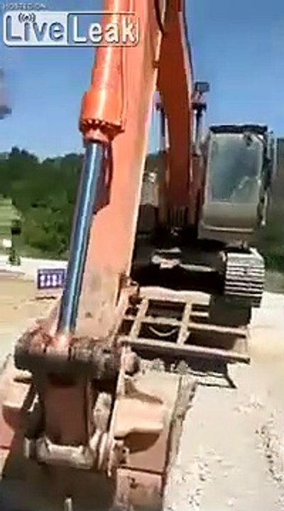 Cet enfant gare une pelleteuse sur la remorque... future chef de chantier