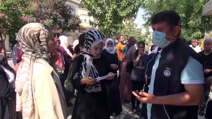 ŞANLIURFA - Zabıta memurundan sürücülere sınavdaki öğrencilerin rahatsız olmaması için 'korna çalmama' uyarısı