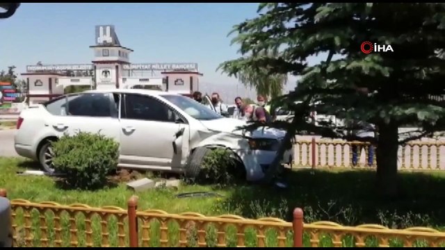 Otomobil orta refüje çıkarak durabildi