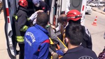 ERZURUM - Kamyonetle çarpışan otomobilde sıkışan sürücüyü itfaiye ekipleri kurtardı