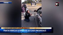 Pidió de rodillas la vuelta de las clases presenciales