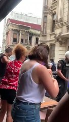 Onur Yürüyüşü'nde Gazeteci Bülent Kılınç'ın gözaltına alındığı anlar