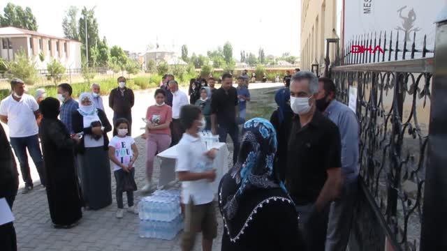 MUŞ MALAZGİRT'TE İLK DEFA YAPILAN YKS'DE BİN 850 ADAY TER DÖKTÜ