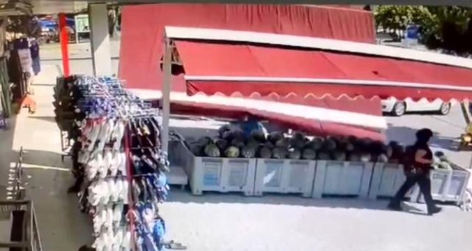 Ecel markete gireceği sırada yakaladı! Korkunç ölüm anı saniye saniye kameralara
