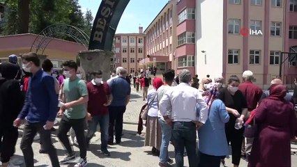 Çocuklarının motivasyonu için onlarla birlikte aynı okulda sınava girdi