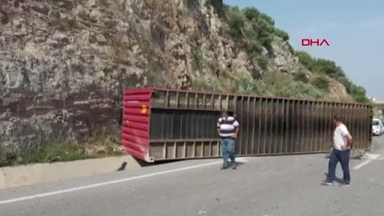 KOCAELİ Konteyner, savrulan TIR'dan D-100 yoluna düştü