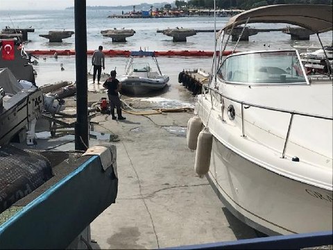 KADIKÖY SUADİYE SAHİLİ'NDE BİR YANDA MÜSİLAJ TEMİZLİĞİ DİĞER YANDA DENİZE GİRENLER...