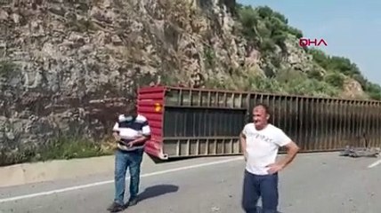 Konteyner, savrulan TIR'dan D-100 yoluna düştü