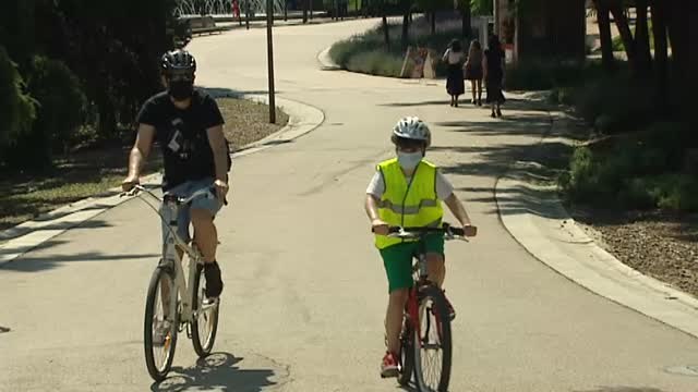 Los niños celebran el fin de las mascarillas en exteriores