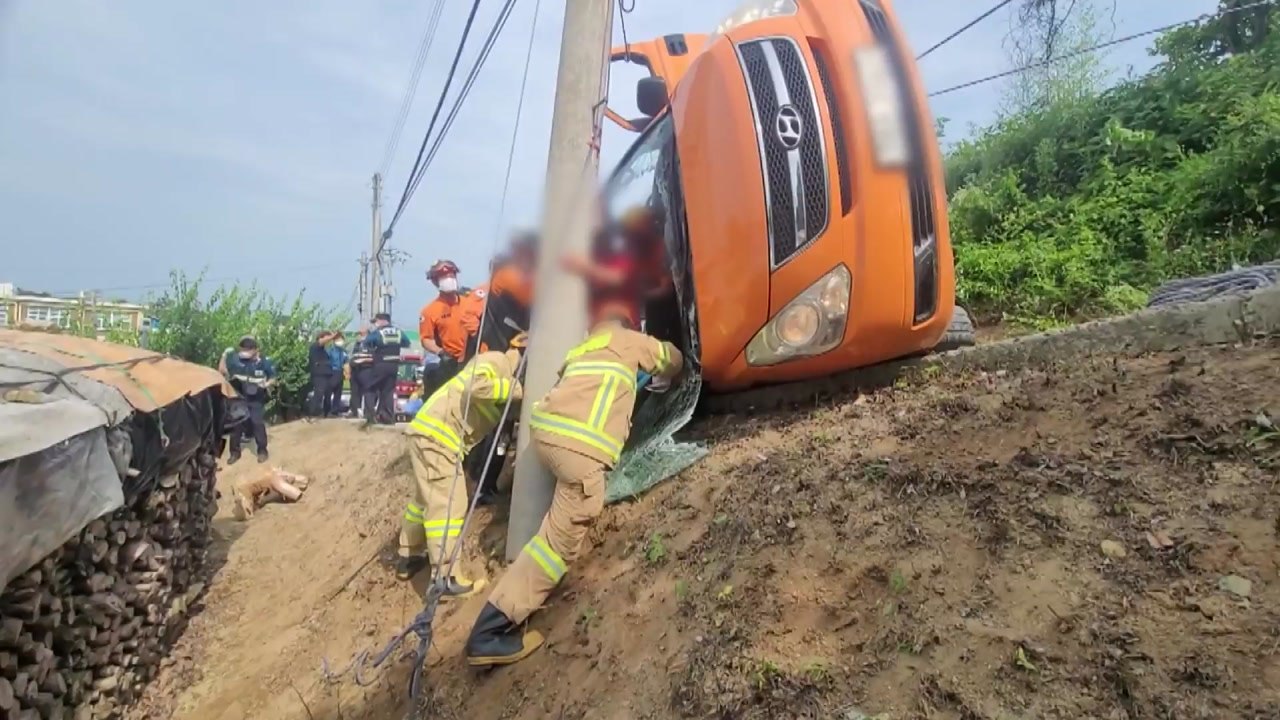 주간보호센터 승합차 넘어져 11명 부상...승용차-오토바이 사고 2명 중상 / YTN