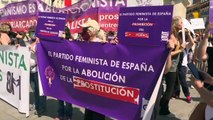 Organizaciones feministas se manifiestan contra la ley trans y piden la dimisión de Montero