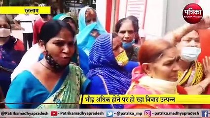 वेक्सिनेशन महाअभियान में के दौरान विवाद : लोगों का आरोप- 'सिर्फ अपने करीबियों को दिया जा रहा टोकन, हमसे कहते हैं कल आओ'