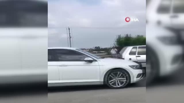 Seyir halinde alev alan otomobil itfaiye ekiplerince söndürüldü