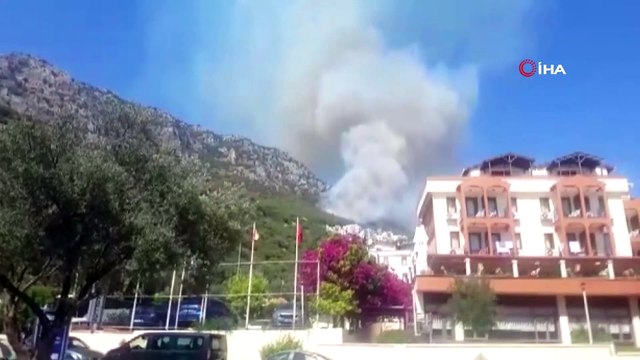 Kaş'ta yerleşim yerlerine yakın noktada orman yangını. Ekipler havadan ve karadan müdahale ediyor