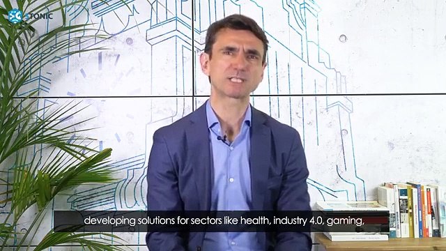 Voz en off locutor inglés británico video corporativo