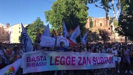 Pride Roma 2021: "Legge Zan subito, omofobi fascisti tornate nelle fogne"