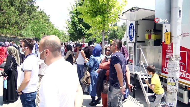 Çorum Belediyesi’nden öğrenci ve velilerine limonata ikramı