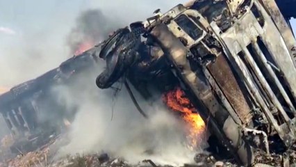 MARDİN - Devrilen tırda çıkan yangın tarlaya sıçradı