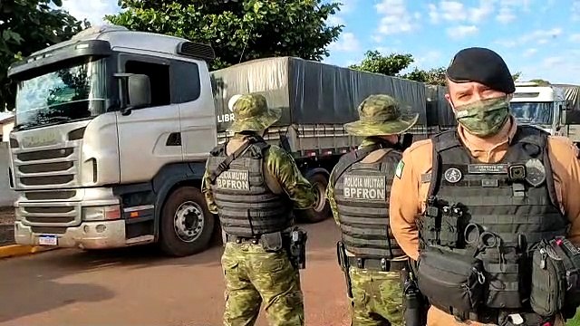 BPFron apreende carretas carregadas com 1700 caixas de cigarros na região de Umuarama