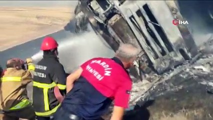 Kaza yapan tır alev aldı, yangın tarlaya sıçradı