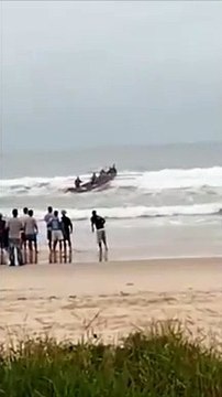 Ondas quase viram barco de pesca em praia de Florianópolis