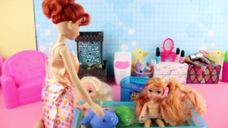 Frozen Elsa gets pissed off! Annia and Elsia Toddlers - bubbles - foam - ice