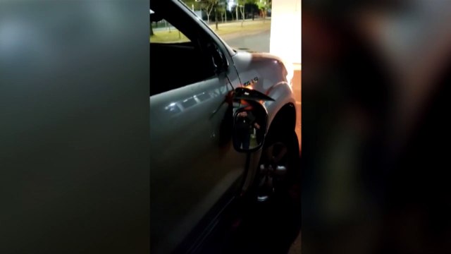 Fiação solta causa dano em carro na Avenida Brasil, perto do Trevo Cataratas
