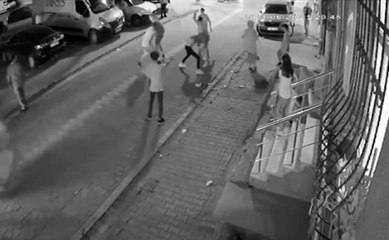 Son dakika haberleri | Esenyurt'ta tekme tokat laf atma kavgası kamerada