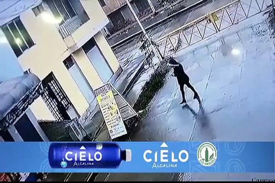 VES: delincuentes asaltan a mujer y la arrojan al suelo para quitarle sus pertenencias