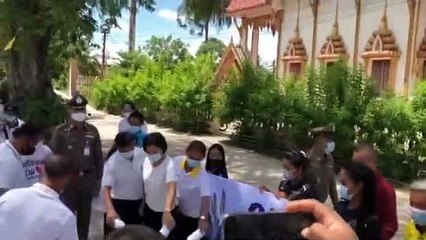 ศรีสะเกษ ตร.ปรางค์กู่นำประชาชนเทเหล้าเผาบุหรี่เพื่อแก้ไขปัญหายาเสพติดอย่างยั่งยืน
