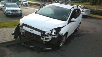 Belarus’ta gerilim: Araçla Rusya büyükelçiliğinin kapısını kırdı