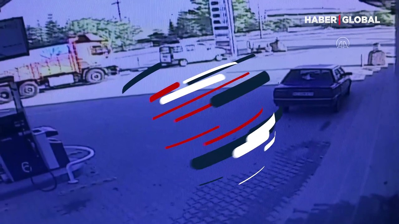 Mazot yüklü tanker akaryakıt istasyonu önünde devrildi
