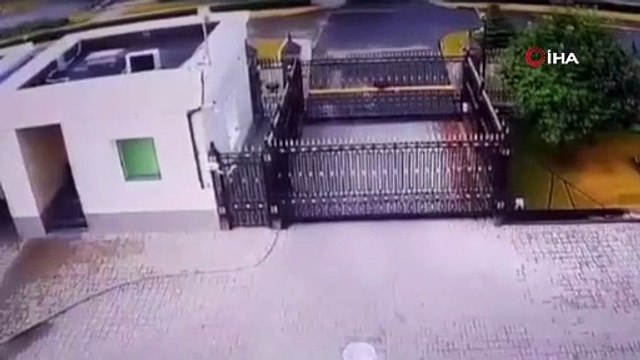 Belarus'ta bir araç Rus Büyükelçiliğinin girişine daldı