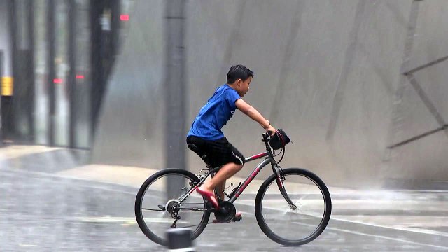 [날씨] 내일도 30도 안팎 더위 계속, 내륙 소나기 / YTN