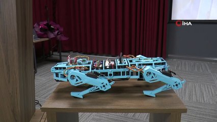 Lise öğrencisi Halid ödüllü robotunu öğretmenlerine anlattı