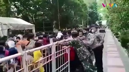 Peserta Vaksin Nekat Jebol Pagar Gor Tawangalun Banyuwangi