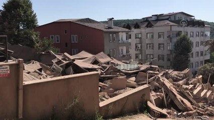 Sarıyer'de 11 katlı boş bina çöktü, park halindeki 3 otomobil hasar gördü (4)