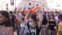 Pride da Milano a Roma, a migliaia per il ddl Zan
