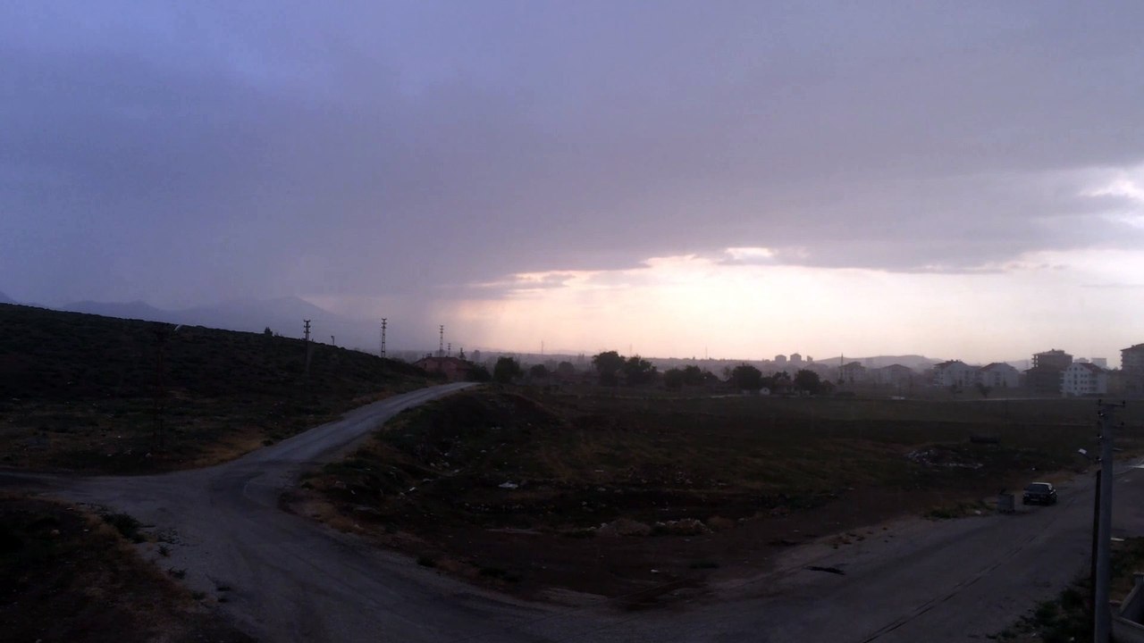 bir taraftan havanın güneşli olup bir taraftan hızla yağan yağmur