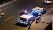 Son dakika haberleri... ESENYURT'TA ALKOLLÜ SÜRÜCÜNÜN POLİSLERE ZORLUK ÇIKARDIĞI ANLAR CEP TELEFONU KAMERASINDA