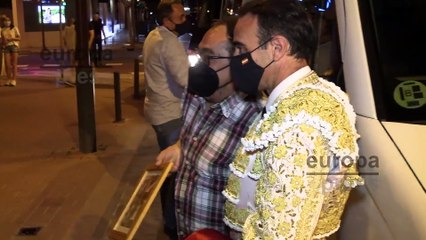 Enrique Ponce vuelve al hotel donde le esperan numerosos fans para hacerse fotos