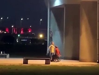 Chồng ngồi xe lăn vẫn hòa mình vào điệu nhảy cùng vợ