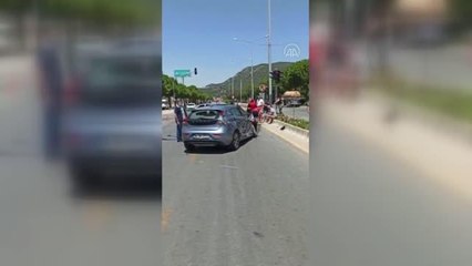 Marmaris'teki orman yangınına müdahaleye giden itfaiye aracı otomobille çarpıştı: 5 yaralı