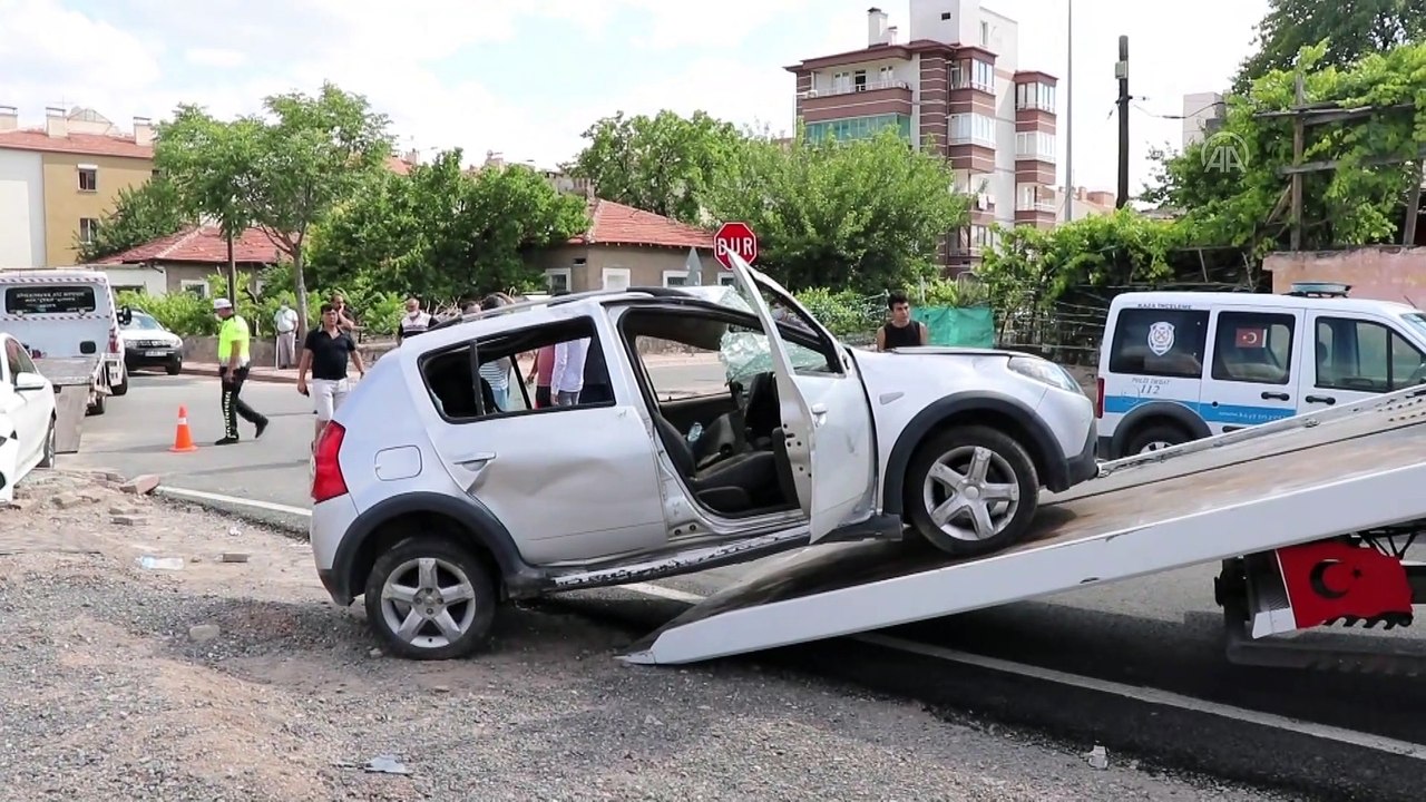 KAYSERİ - İki otomobil çarpıştı: 8 yaralı