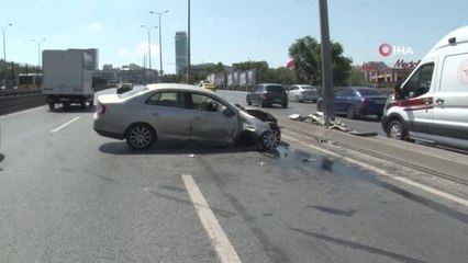 Boş yolda aydınlatma direğine çarptı: 2 yaralı