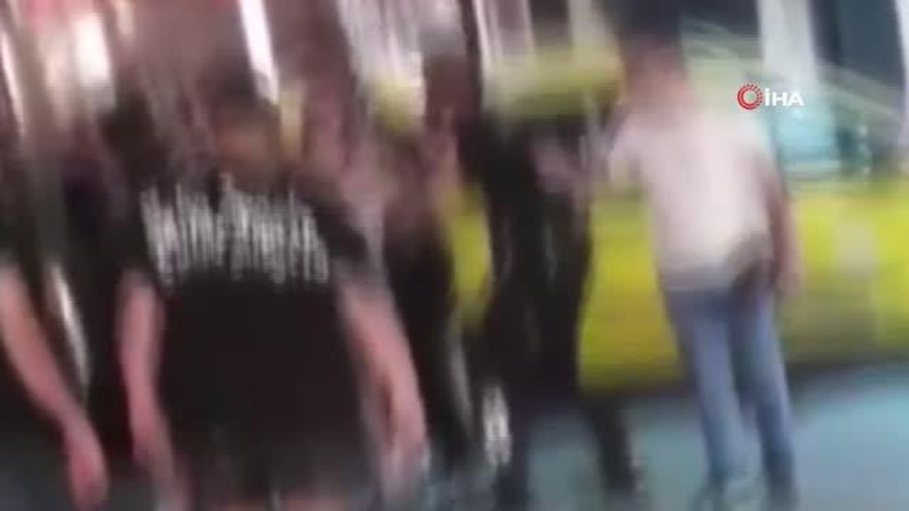 Kızlar, tekme tokat kavga etti... İzleyenler "Kafasına vur" tezahüratında bulundu